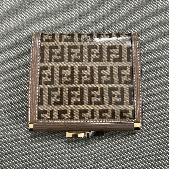 Authentic Rare Excellent Condition Fendi Zucchino Patent Leather KissLock Wallet - Picture 10 of 13